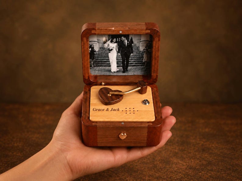 Personalized wooden photo music box – product photo 01