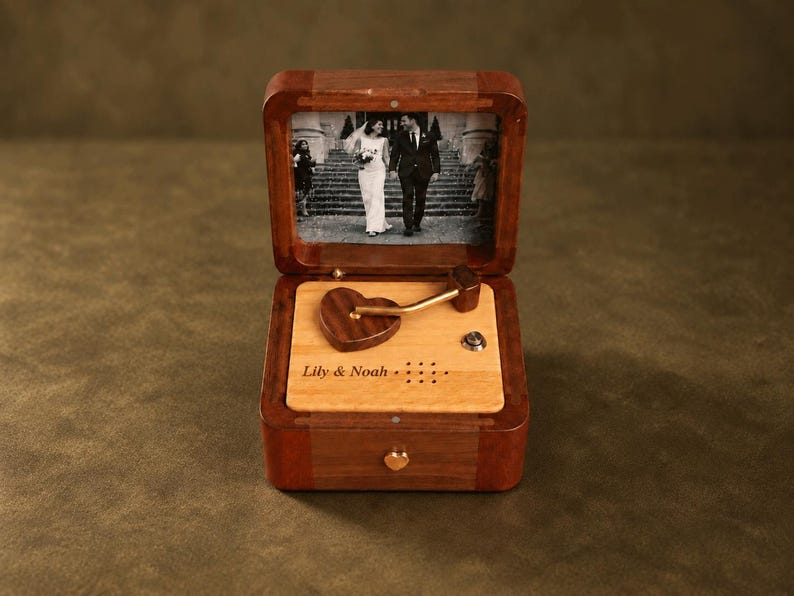 Personalized wooden photo music box – product photo 02