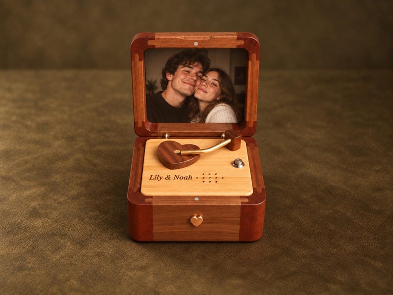 Personalized wooden photo music box – product photo 04