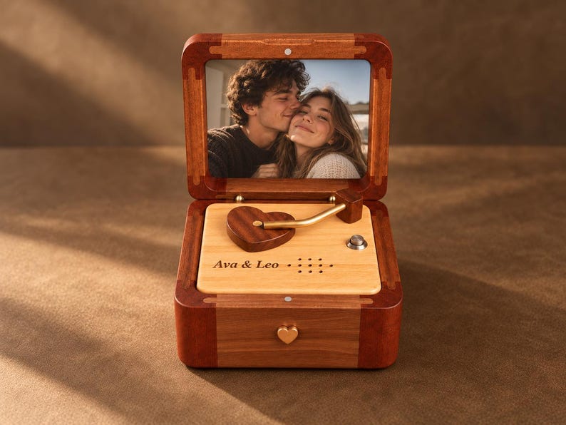 Personalized wooden photo music box – product photo 06