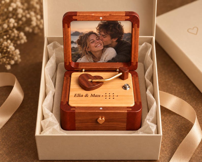 Personalized wooden photo music box – product photo 11